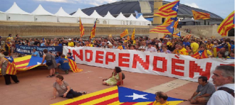 Una gran cadena humana reclama la independència de Catalunya al Mundial de natació
