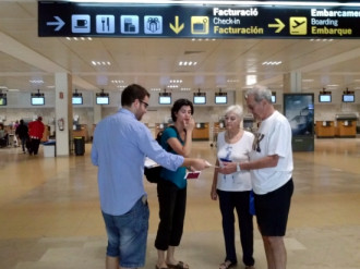 La JNC reparteix fulletons sobre la independència entre els turistes de l'aeroport de Girona
