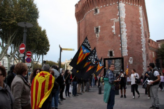 Més de 3.000 persones uneixen les mans i porten l'esperit de la Via Catalana a Perpinyà