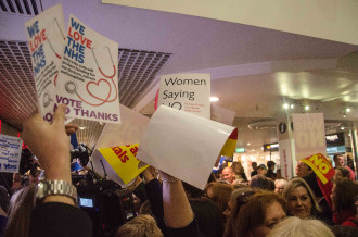 Activistes del Sí i del No a seguint al Ed Miliband, líder del Partit Laborista britànic