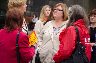 Activistes del Sí i del No a seguint al Ed Miliband, líder del Partit Laborista britànic