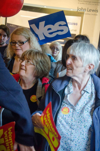 Activistes del Sí i del No seguint Ed Miliband, líder del Partit Laborista britànic