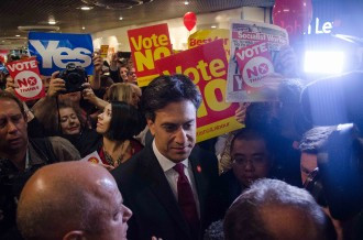 Activistes del Sí i del No seguint a Ed Miliband, líder del Partit Laborista britànic de campanya a Edimburg foto: @marcpuigperez
