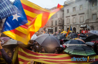 Convocatòria a la Plaça Sant Jaume sota una intensa pluja