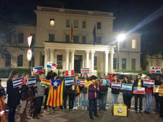 Concentració per reclamar el dret a decidir davant l’ambaixada espanyola a Londres