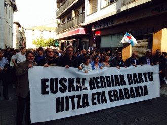 Joan Tardà i David Fernández a la manifestació per exigir la llibertat d’Otegi a Elgoibar