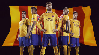 La segona equipació del F.C. Barcelona, la senyera a l’esquena