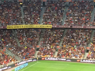 La Plataforma ProSeleccions denuncia els atacs a l’esport català amb una pancarta al Camp  Nou