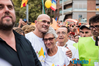 La tendresa de tenir la victòria a tocar Raül Romeva acaronant Muriel Casals a la Via lliure