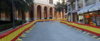 Desenes de metres de bandera espanyola al centre de Palma