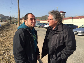 Joan Tardà i David Fernàndez  a les portes de la pressó de Logronyo per visitar Arnaldo Otegi