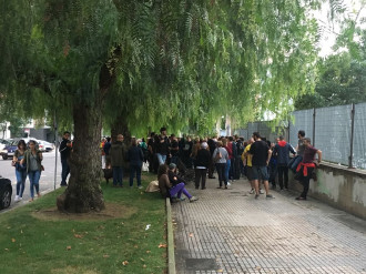 Molta gent va a l'Institut Martí Franquès de Tarragona, al costat d'una comissaria de policia