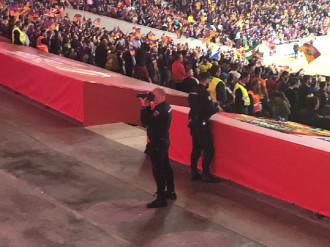 La policia “política espanyola” fotografia els aficionats catalans mentre aquests xiulen l’himne d’un estat repressor
