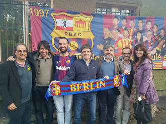 El president Puigdemont i els diputats de JuntsXCat amb la Penya Barcelonista de Berlin per veure el partit.