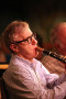 Woody Allen està aprofitant la seva estada per tocar ocasionalment el clarinet a l'Hotel Casa Fuster
