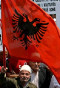 Kosovars lluint la seva bandera