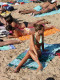 Gent prenent el sol a la platja