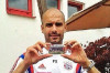 Guardiola amb el carnet del Rayo Vallecano femení 
