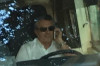 El conductor condueix mentre parla per telèfon