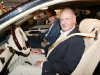 El Rei Juan Carles provant un cotxe