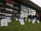 Els estudiants de la UdG han recreat un cementiri per simbolitzar la mort de l'educació pública