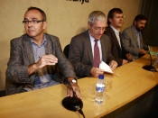 Els dirigents de les entitats socials, abans de comparèixer davant la premsa