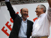 El secretari general del PSOE; Alfredo Pérez Rubalcaba, i el primer secretari del PSC, Pere Navarro, saluden als assistents a la Festa de la Rosa.