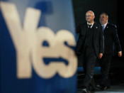 El líder de l'SNP, Alex Salmond, amb el líder dels Verds escocesos, Patrick Harvie, en l'obertura de la campanya pel 'sí' del referèndum d'independència