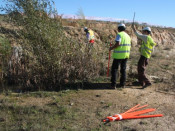 Operaris treballant en les tasques de senyalització dels terrenys on s'ha de millorar el drenatge.
