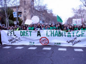 Una de les pancartes reclamant el dret a l'habitatge i que s'aprovi la dació en pagament.