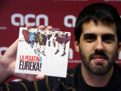 El cantant de La Pegatina, Adrià Salas, mostra la caràtula del seu nou disc