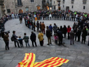 Mésde 200 persones s'han entrellçat simbòlicament a la plaça del Rei de Barcelona aquest dissabte a la tarda en defensa del català.