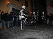 Milers de visitants s'han aplegat als carrers de Verges per gaudir de la 'Dansa de la Mort'.