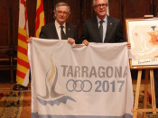 L'alcalde de Tarragona, Josep Fèlix Ballesteros, lliura a l'alcalde de Barcelona, Xavier Trias, la bandera dels Jocs Mediterranis Tarragona 2017