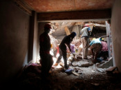 Els equips de rescat treballen en l'edifici esfondrat a Dhaka.