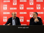 Els secretaris generals de la UGT i CCOO de Catalunya, Josep Maria Àlvarez i Joan Carles Gallego, es miren durant la roda de premsa d'aquest matí