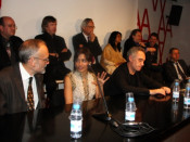 L'actriu índia Freida Pinto i Ferran Adrià, amb els altres comensals que han participat del projecte 'El Somni'