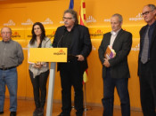 D'esquerra a dreta: Felipe Moreno, membre de la Xarxa Aqua; Gemma Calvet, diputada d'ERC al Parlament; Joan Tardà, diputat d'ERC al Congrés; Diego Arcos, president del Casal Argentí de Barcelona; Pep Cruanyes, president de la Comissió de la Dignitat