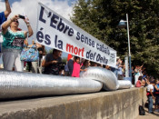El nus antitransvasista de la PDE i una pancarta denunciant la mort del Delta de l'Ebre amb les cabals imposats pel Pla de Conca del riu.