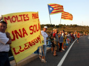 Cadena humana sobre el pont del riu Algars, entre Caseres, Terra Alta, i Calaceit, Matarranya, aquest dissabte per reivindicar l'ús del català a la franja de ponent.