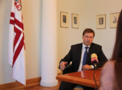El primer ministre de Letònia, Valdis Dombrovskis, durant l'entrevista amb l'ACN, en una imatge on es pot veure la càmera que filma