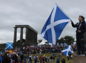 Un jove oneja una bandera escocesa a Calton Hill, Edimburg, durant la manifestació d'aquest dissabte a favor del 'sí' a la independència.