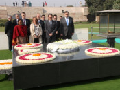 Artur Mas i la delegació catalana fent l'ofrena en honor a Mahatma Gandhi.