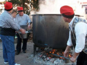 Colla de l'Olla colant el brou