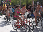 bicicleta nudista