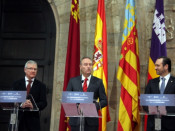 El president de la Regió de Múrcia, Ramón Luis Valcárcel, el president valencià, Alberto Fabra, i el president del govern balear, José Ramón Bauzà, i el seu particular “Espanya ens Roba”