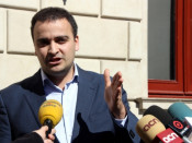 El president de l'associació lleidatana Watani, Mourad El Boudouhi, atenent els mitjans de comunicació davant l'Ajuntament de Reus.