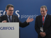 El president de Grífols, Víctor Grífols, i el president de la Generalitat, Artur Mas, durant la inauguració de la nova planta a Parets del Vallès
