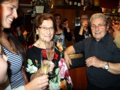 La mare i el pare dels tres germans, Montserrat Fontané i Josep Roca, brindant aquesta nit per donar-los ànims des del restaurant familiar de tota la vida
