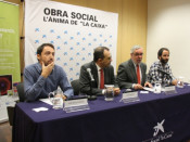 Els investigadors de l'IBEC, Pere Roca-Cusachs i Alberto Elosegui amb el director de l'Àrea de Ciència i Medi Ambient de l'Obra Social “la Caixa” , Enric Banda i Josep Samitier, director de l'IBEC han fet públic el nou descobriment a l'àmbit de les cèl•lu